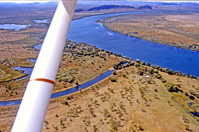 Der Pilot dreht eine Schleife über dem Tal des Ord River